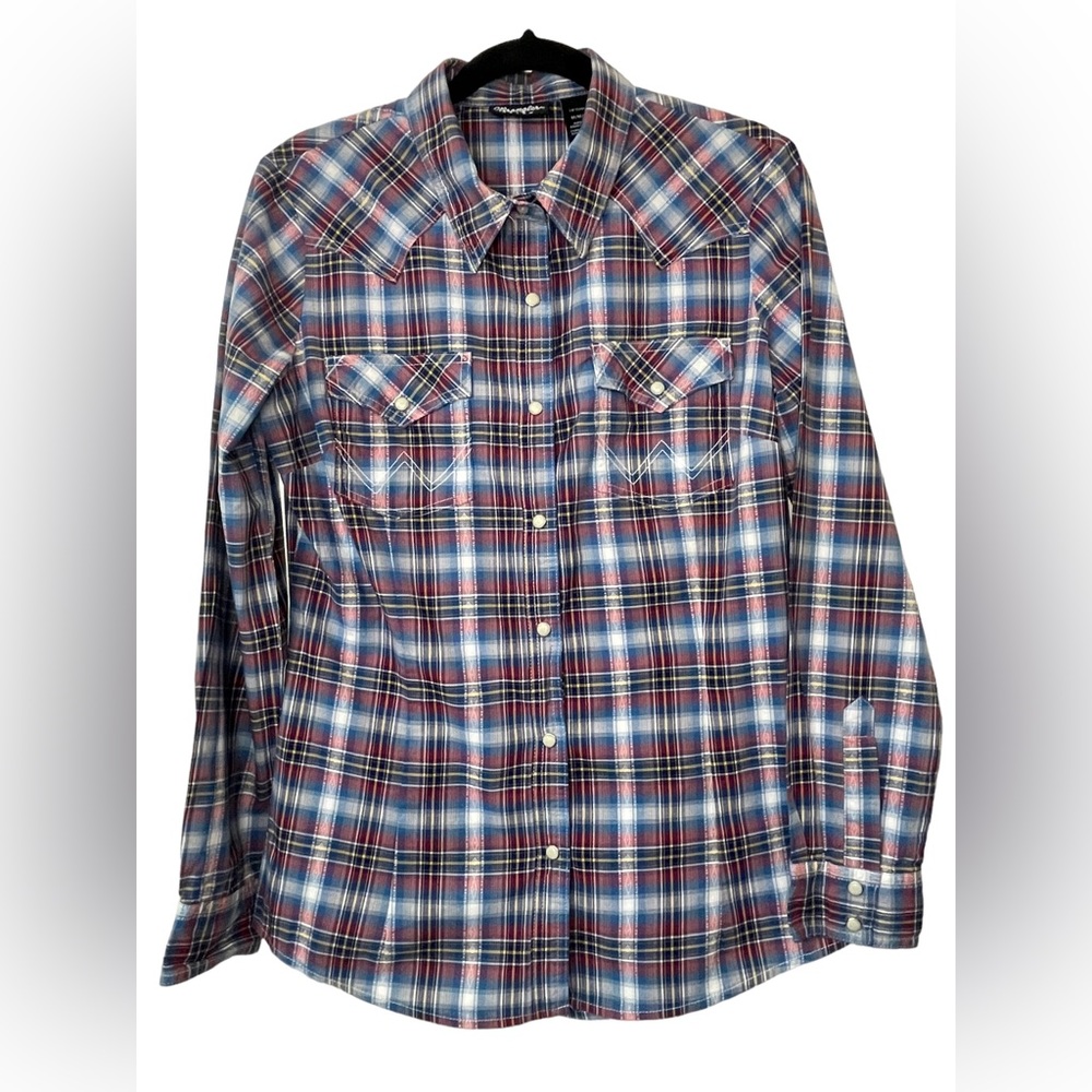 Women’s size M Wrangler pearl button down long sleeve.